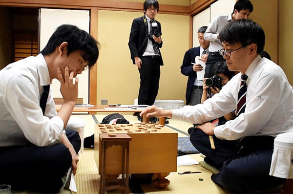 絶対王者・羽生善治九段vs天才少年・藤井聡太七段――将棋盤をはさんで向かい合う32歳差の二人のスター｜朝日新聞記者の将棋の日々｜村瀬信也 -  幻冬舎plus