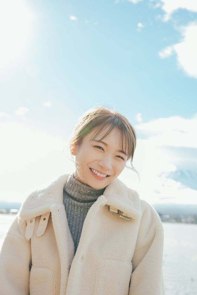 乃木坂46秋元真夏さん卒業記念写真集 2月21日に発売決定！｜乃木坂46 秋元真夏卒業記念写真集『振り返れば、乃木坂』｜秋元真夏 - 幻冬舎plus