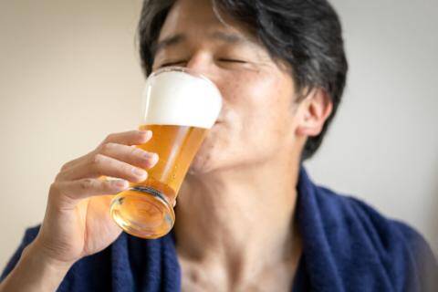 ビールを飲む男性の写真