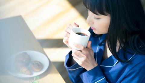 ホットコーヒーを飲む女性の写真