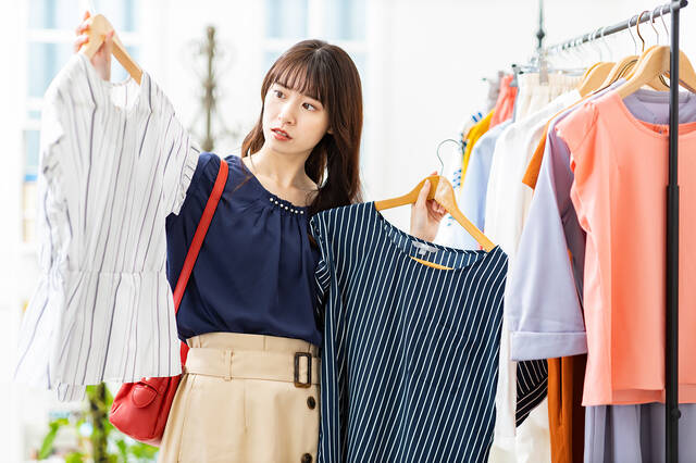 服を「買えない人」も「買いすぎる人」も、満足なクローゼットを作れない原因｜「一セットの服」で自分を好きになる｜あきやあさみ - 幻冬舎plus