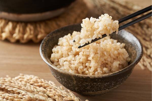 茶碗に盛り付けた玄米ご飯